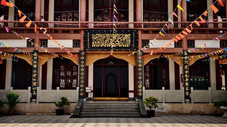 5-Day Muslim-Friendly · Halal Sichuan Classic: Chengdu + Jiuzhaigou + Huanglong + Imperial Mosque ·All-Halal Dining