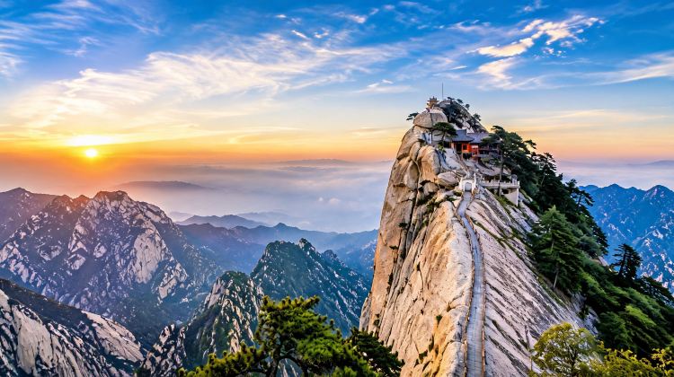 6-Day Small Group Tours from Xi'an: City Wall, Mount Hua, Terracotta Warriors, Muslim Quarter  | Hanfu Experience + The Romantic Show of Xi'an + Traditional Local Cuisine | Free Transfer·  