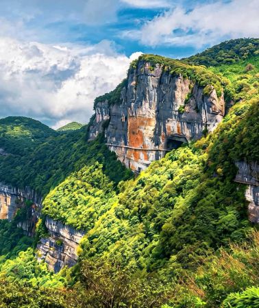 5 วัน 4 คืน • เจาะลึกภูเขาจินฝอ สามสะพานสวรรค์ และใจกลางเมือง – เปลี่ยนบรรยากาศจากทุ่งหญ้าอันกว้างใหญ่ สู่ทะเลแห่งแสงสีอันตระการตาที่เจี่ยฟางเป่ย