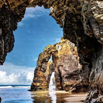 西班牙塞哥维亚+贝壳海滩+加兹特鲁加特岛+Playa de las Catedrales+圣地亚哥德孔波斯特拉+葡萄牙波尔图+里斯本12日10晚拼小团