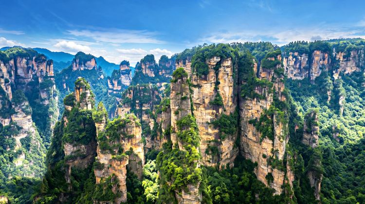 6-Day Cool Christmas Hunan Private Tours: Celebrate a Magical Christmas in Zhangjiajie National Forest Park, Glass Bridge, Tianmen Mountain, Romantic Fenghuang Ancient Town & Festive Furong Town