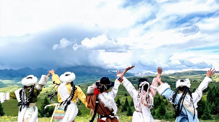 <5天>【稻城亚丁+新都桥+理塘+墨石公园景区+四姑娘山景区】·青年空座体验团+亚丁挑战+解锁挑战勋章+住进亚丁景区赏星空日出+亚丁散团+尽情肆燃