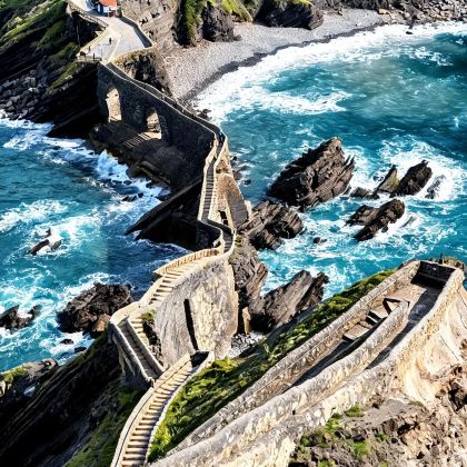 西班牙塞哥维亚+贝壳海滩+加兹特鲁加特岛+Playa de las Catedrales+圣地亚哥德孔波斯特拉+葡萄牙波尔图+里斯本12日10晚拼小团