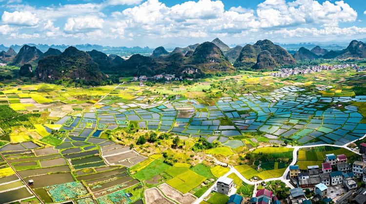 5日4晚 · 旅行团 · ｜漓江寻梦 · 龙脊揽胜｜典藏山水盛世桂林·阳朔漂竹筏，龙脊赏梯田·豪华高端团·漓江4星船·「金牌导游，小费全包，无购物」·小费全包+豪华国五喜来登+香格里拉+2晚阳朔5星 高餐标 漓江4星船+印象+千古情+索道 航拍 无购物含小费