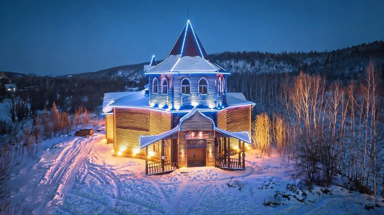 3-Day Max 8 person Small Group · Mohe · Free themed costume photos and water-splashing-to-ice activity upon inquiry, limited spots available. Beiji Village + Blue-hour photography