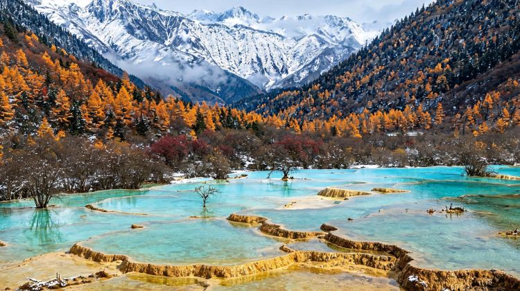 9-Day Sichuan-Chongqing Dual-City Tour: Jiuzhaigou & Hongyadong. Contact customer service for complimentary family room upgrade in downtown Chengdu, free customized private itinerary