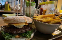 HANS IM GLUECK Burgergrill & Bar餐厅图片
