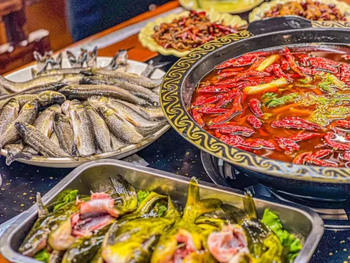 釜溪阁鱼苗火锅(新亚洲店)