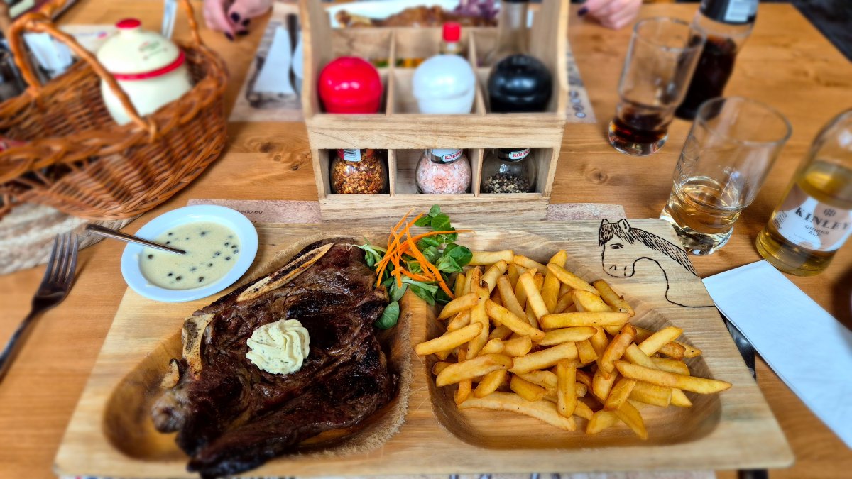 Feher Lo Pub & Steak House