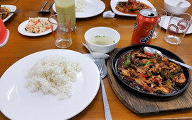 Mandalay Restaurant မန္တ​လေး ပန်းသေးစားသောက်ဆိုင်