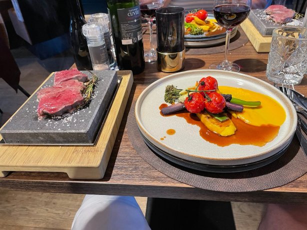 Marina Lounge Huizen餐厅图片