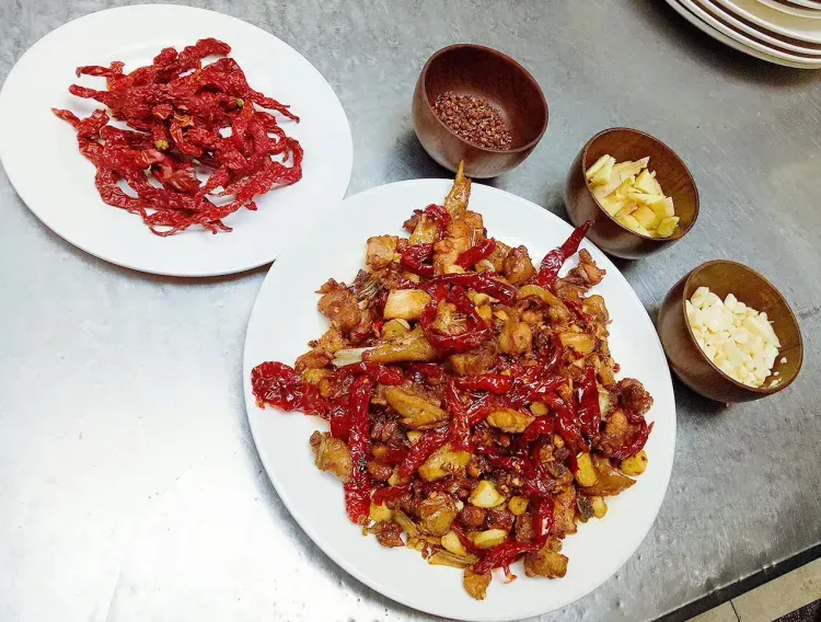 明龙辣子鸡美食图片
