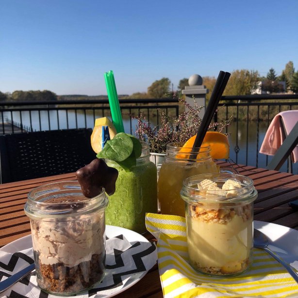 Kawka, karafka. Cafe & Bistro.