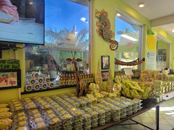 Blond Giraffe Key Lime Pie Factory