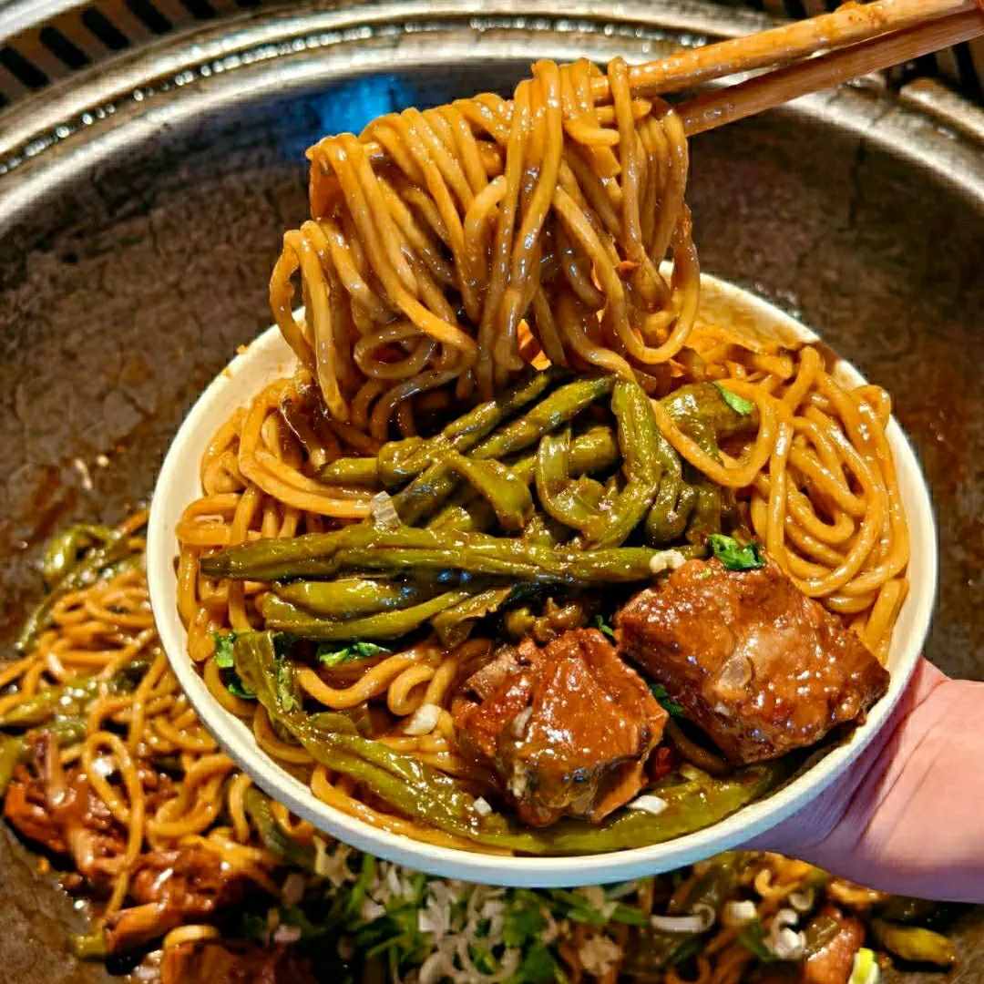 诺尔铁锅焖面美食图片