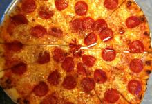 Friday Night Pizza美食图片