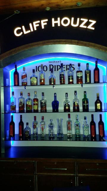Cliff Houzz Restaurant & Bar