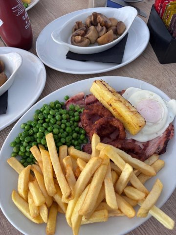 Driftwood Bar & Restaurant