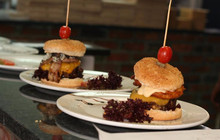 Saddles Burger Bar & Grill餐厅图片