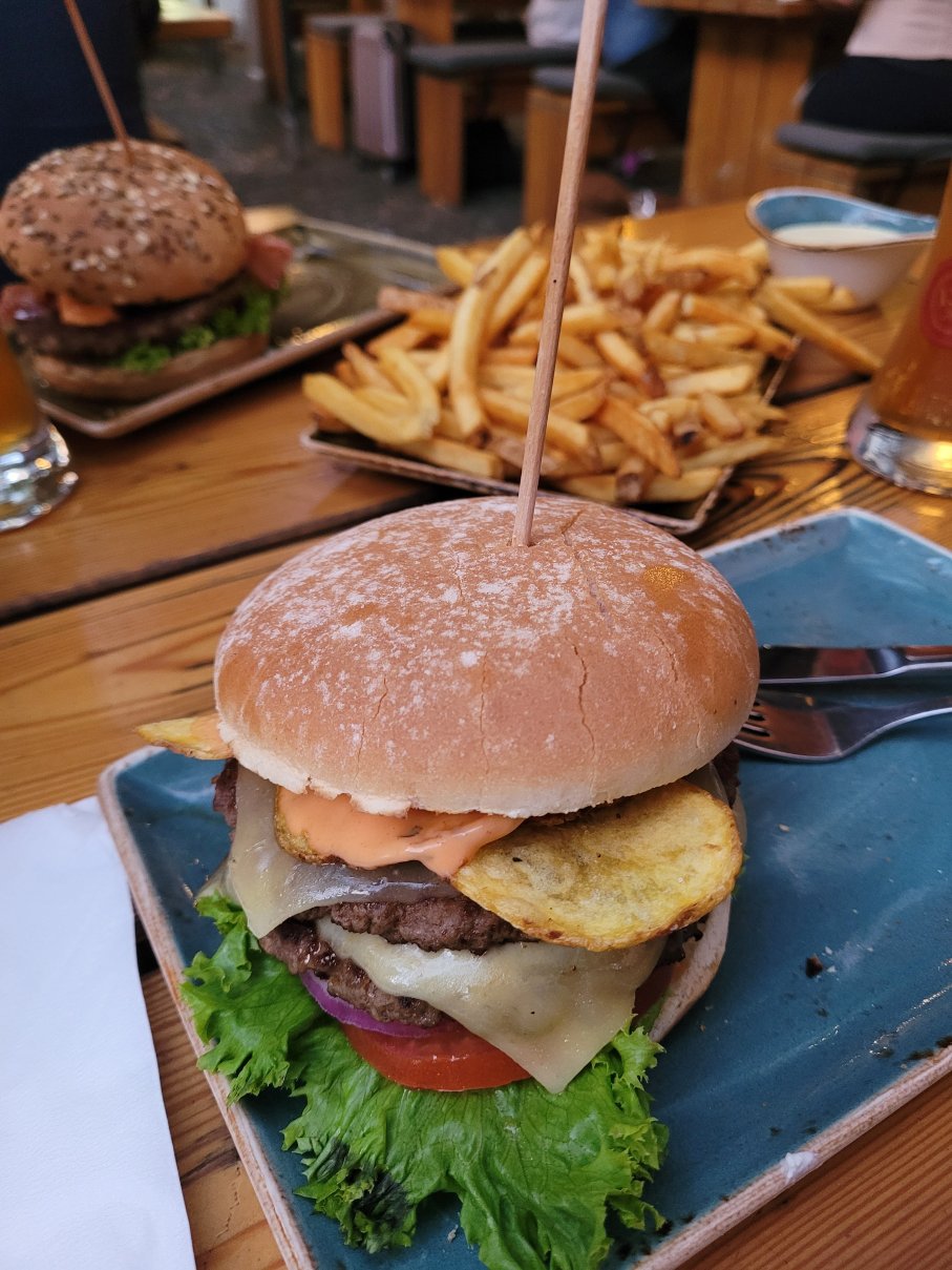 HANS IM GLUECK Burgergrill & Bar餐厅图片