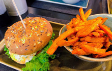 HANS IM GLUECK Burgergrill & Bar餐厅图片