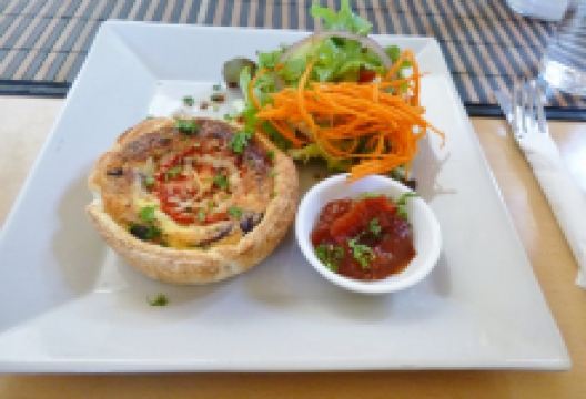 Serrated Tussock Cafe美食图片