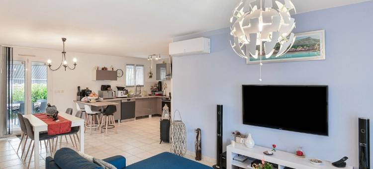 带游泳池的私人住宅禅室(Zen room in a private home with a swimming pool)图片