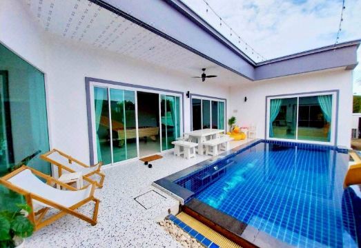 Aloha Pool VillaHotel Overview