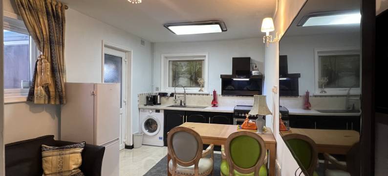 市中心温馨公寓(免费停车)(Cozy Flat near the City Centre with Free Parking)图片