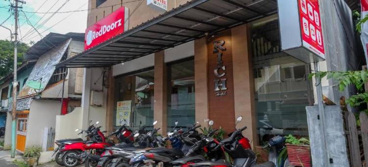 红多兹酒店里奇酒店-巴里巴里马蒂罗塔西海滩(RedDoorz @ Hotel Rich Parepare near Pantai Mattirotasi)图片