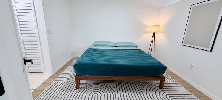 现代奢华特大床套房距利多海滩数分钟+市中心家庭旅馆(Modern Lux king Suite, Minutes To Lido Beach + DT.)图片