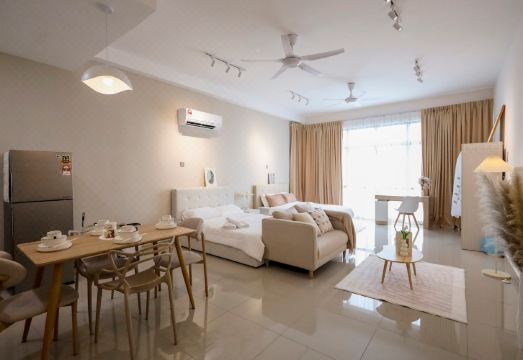 Palazio Austin Muji Creamy Hotel Overview