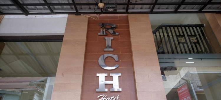 红多兹酒店里奇酒店-巴里巴里马蒂罗塔西海滩(RedDoorz @ Hotel Rich Parepare near Pantai Mattirotasi)图片