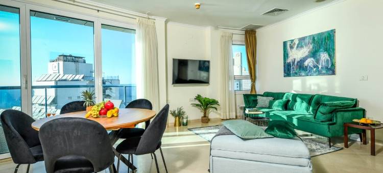 Picturesque 3BR Apt w Balcony & Parking Near Beach图片