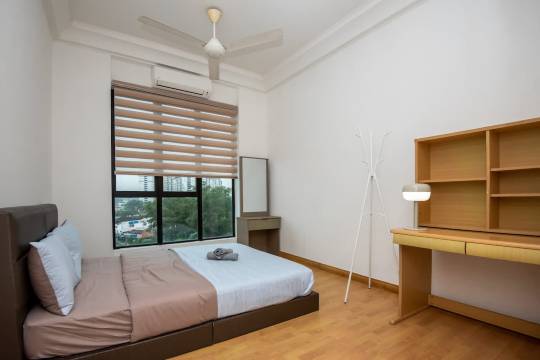 时尚的四卧室住宅,靠近Paradigm购物中心,带泳池和免费停车(Stylish 4BR Near Paradigm Mall, Pool, Free Parking)