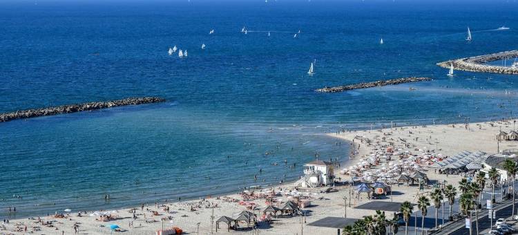 Picturesque 3BR Apt w Balcony & Parking Near Beach图片