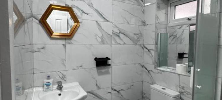 OYO优尼克宾客房-法恩沃斯，便捷前往博尔顿(OYO Unique Guestroom - Farnworth, Easy Access to Bolton)图片