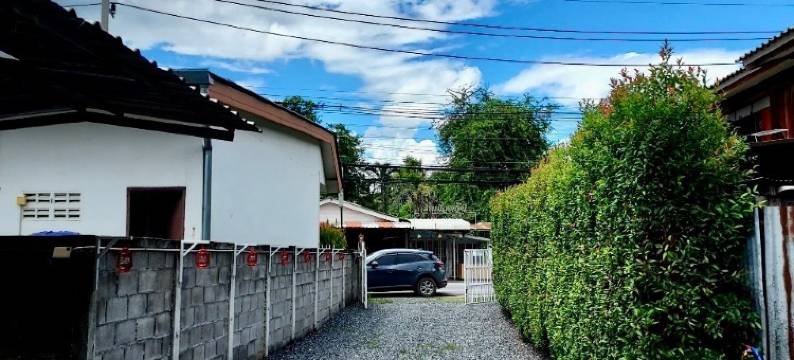 Red Lamp House图片