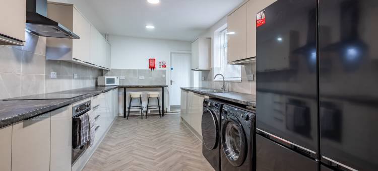 承包商友好型6卧室全带独立卫浴度假屋(Contractor friendly 6 bed all en suite house)图片