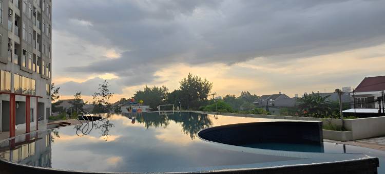 Apartemen amazana cheapest,cozy with wifi,pool and gym by luckystay图片