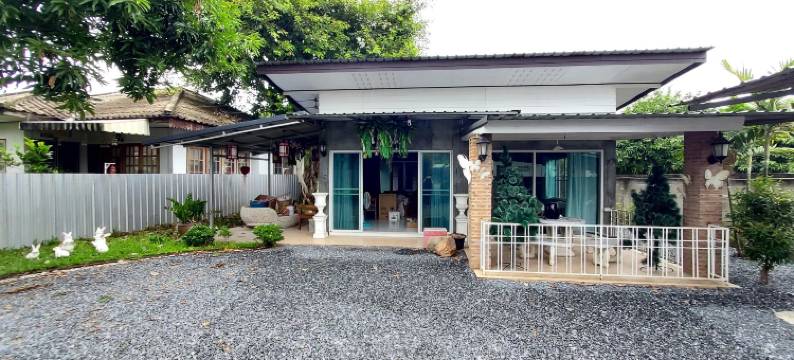 Red Lamp House图片