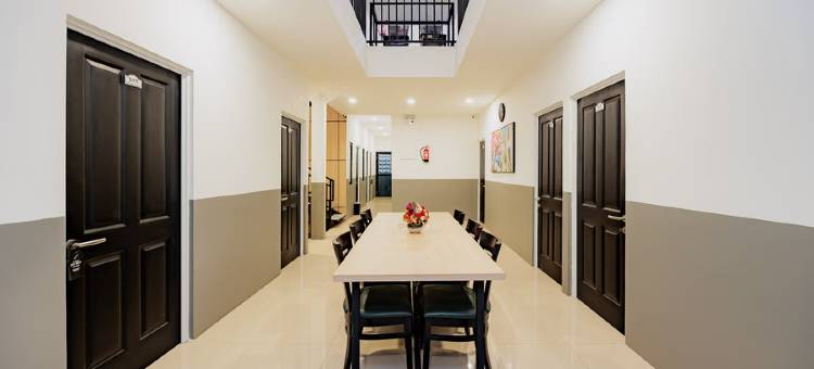 RedDoorz near Exit Toll PIK 2图片