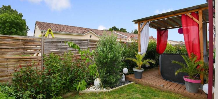 带游泳池的私人住宅禅室(Zen room in a private home with a swimming pool)图片