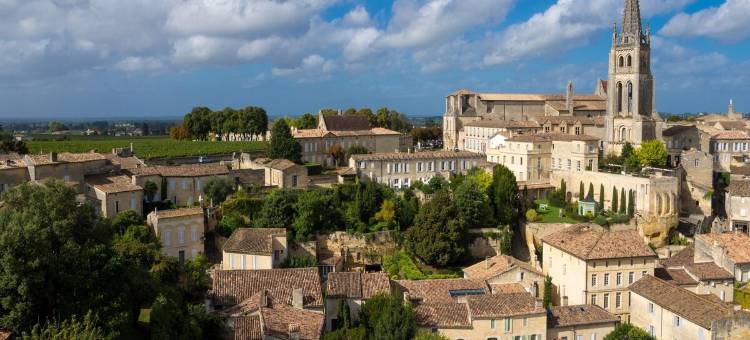 带游泳池的私人住宅禅室(Zen room in a private home with a swimming pool)图片