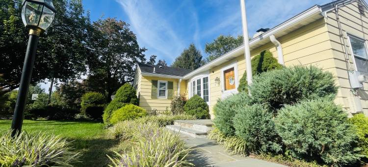 普林斯顿市中心优雅三卧两卫住宅 + 免费停车(Elegant 3BR/2BA House in the Heart of Princeton + Free Parking)图片