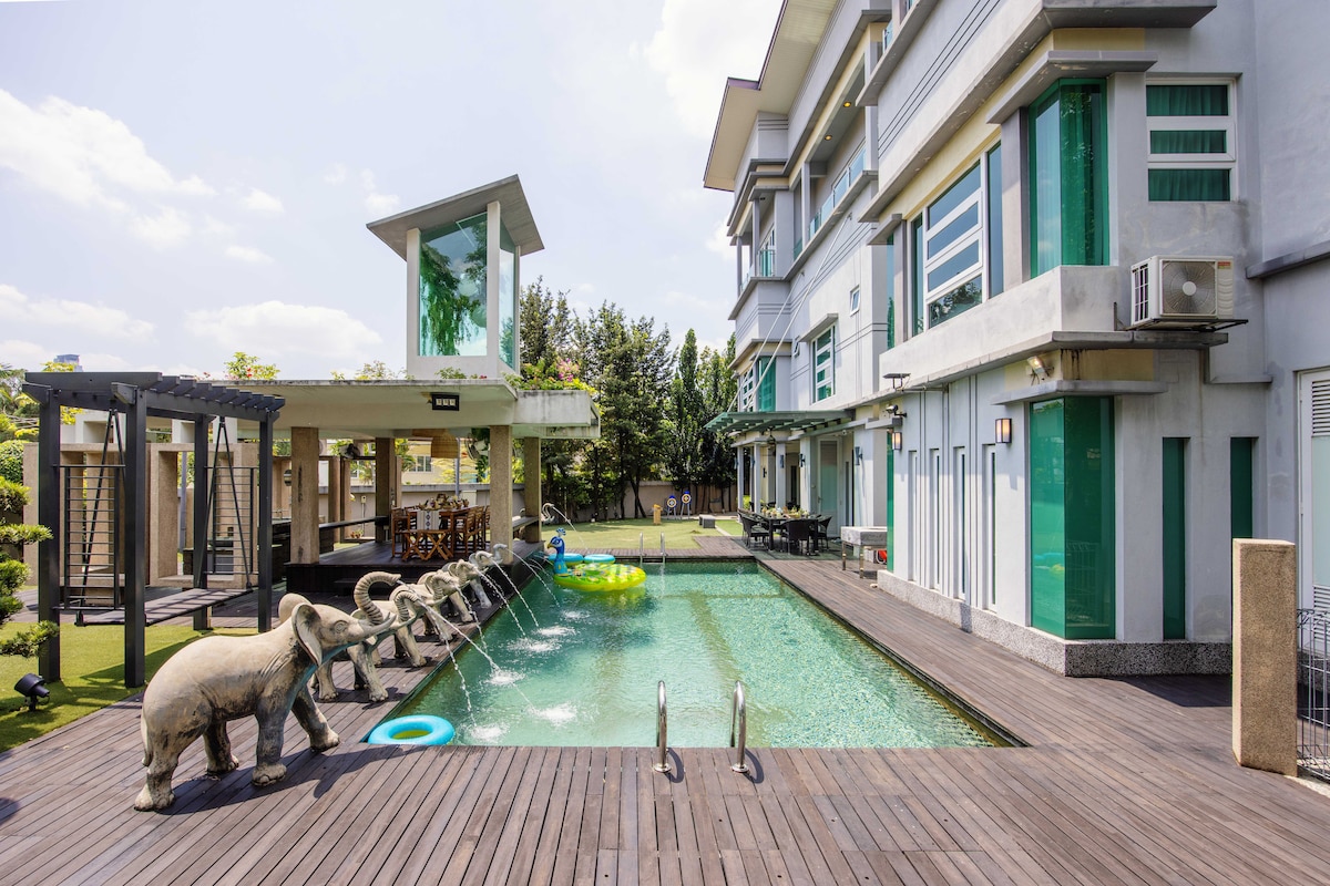 42Pax: 13BR Thai Villa | Luxury Vacation @ PJOver view