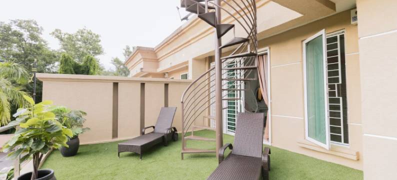 吉隆坡安邦豪华的3层6卧室住宅带私人屋顶花园，靠近国家动物园(Lux 6BR Home with Private Rooftop Garden)图片