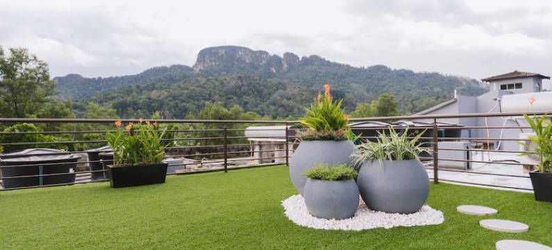 吉隆坡安邦豪华的3层6卧室住宅带私人屋顶花园，靠近国家动物园(Lux 6BR Home with Private Rooftop Garden)图片