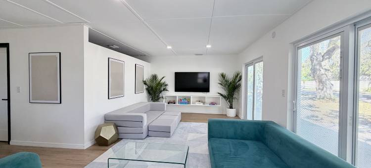 现代奢华特大床套房距利多海滩数分钟+市中心家庭旅馆(Modern Lux king Suite, Minutes To Lido Beach + DT.)图片