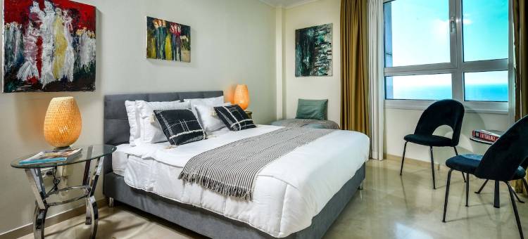 Picturesque 3BR Apt w Balcony & Parking Near Beach图片